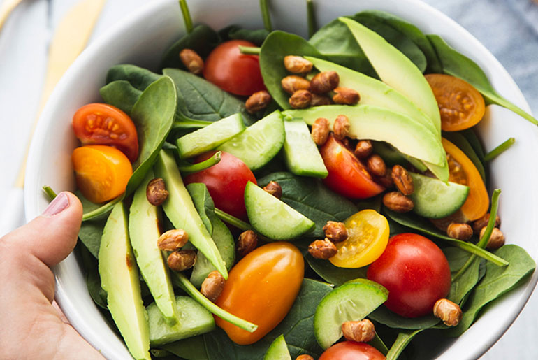 Skål med sund salat til sommerretter
