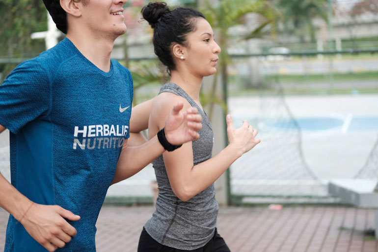 Herbalife Nutrition-medlemmer, der løber udendørs